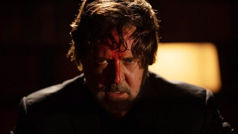 Russell Crowe est un acteur de film d’horreur qui commence à se dévoiler dans la bande-annonce de « L’Exorcisme »