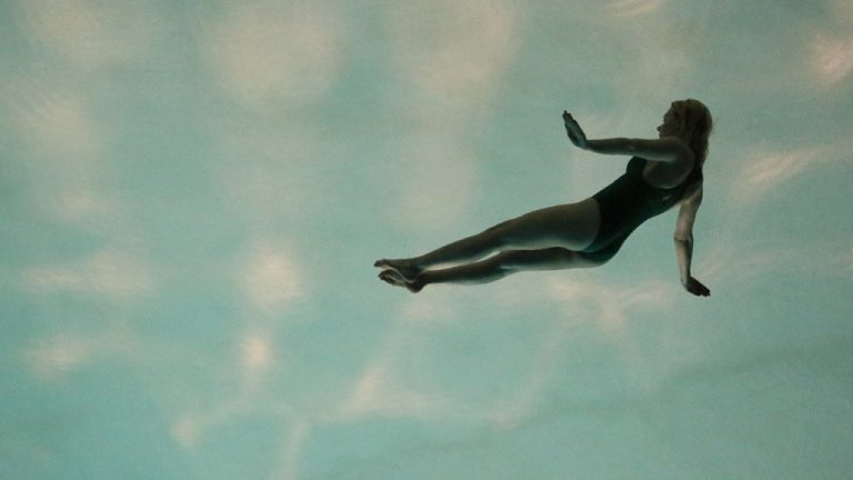 Critique de « Ce n’est pas moi » : le collage cinématographique de Leos Carax mélange films, histoire et vie réelle dans un manifeste personnel