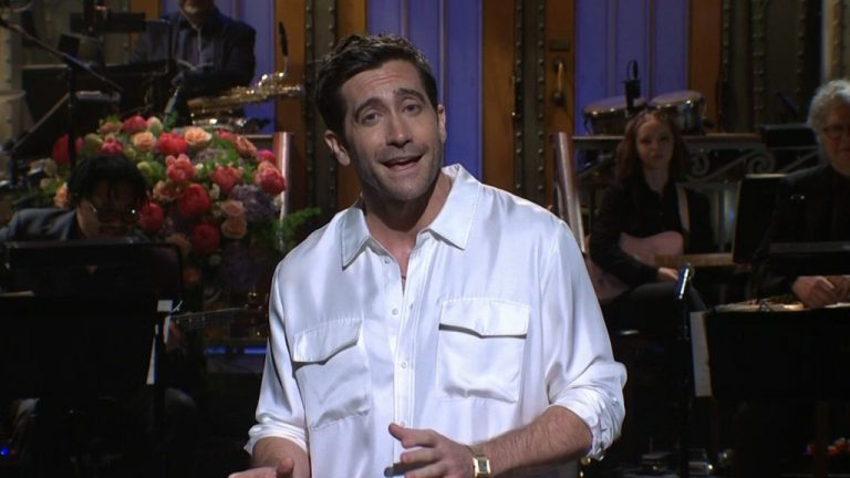 Jake Gyllenhaal chante pour la finale de la saison « SNL »: « Vous ne pouvez pas atteindre 50 ans sans un peu de 49 »