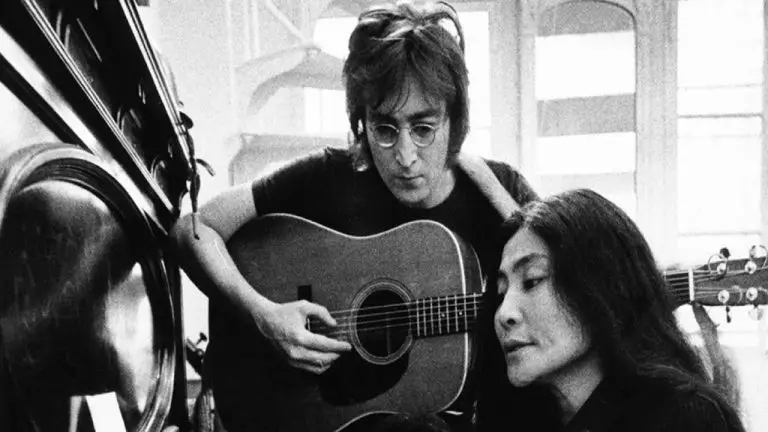 Kevin Macdonald réalisera le documentaire John Lennon et Yoko Ono (exclusif)
