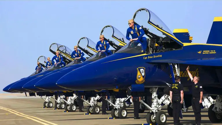 Revue « Les Anges Bleus » : un document IMAX sur l’unité aérienne de la marine américaine alterne des images et des remplissages éblouissants