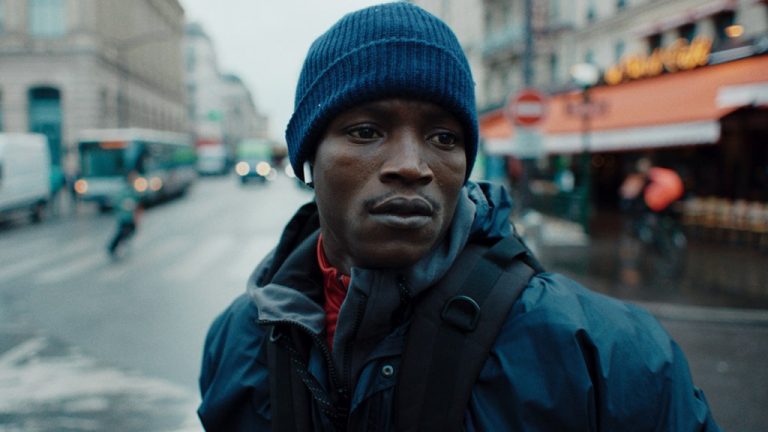 Revue « L’histoire de Souleymane » : un regard dur et tendre sur un travailleur migrant essayant de survivre dans la Ville Lumière