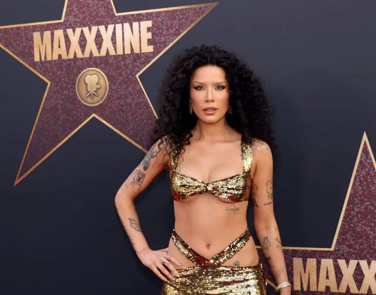 Halsey canalise Cher dans une robe dorée qui dévoile son ventre alors que la chanteuse parle de « MaXXXine » et de ses ambitions d’acteur