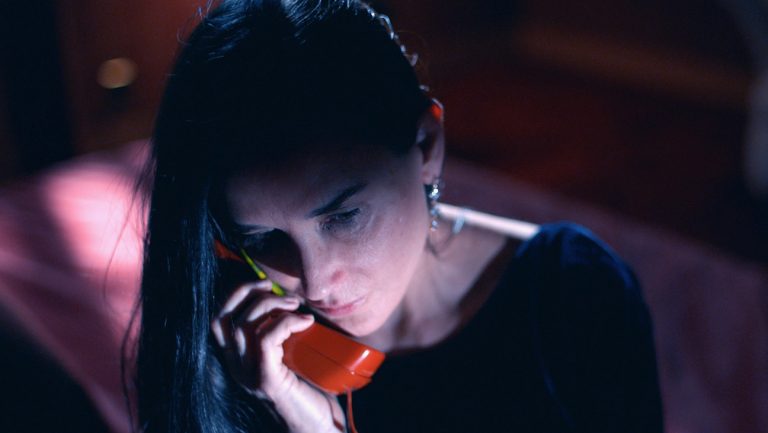 Demi Moore, ensanglantée, lutte contre l’âgisme dans la bande-annonce de « The Substance »