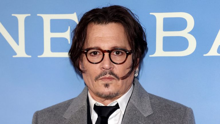 Johnny Depp incarne un macareux qui parle des mots incompréhensibles dans son prochain film