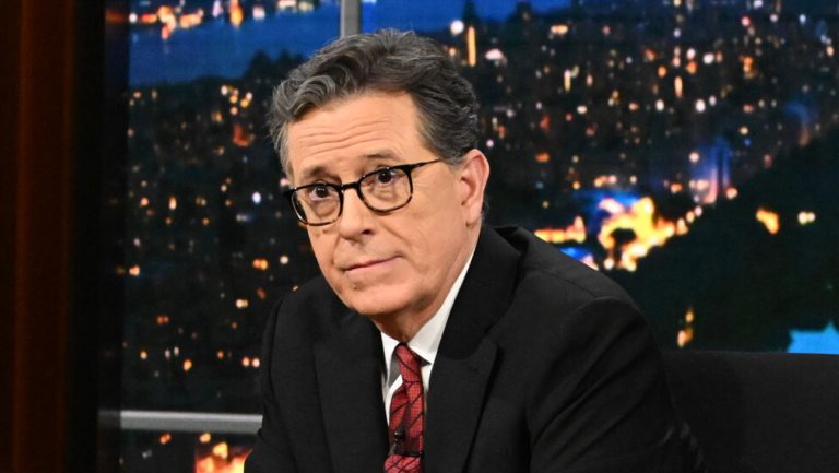 Stephen Colbert ouvre « The Late Show » avec un message de « chagrin pour mon beau pays »