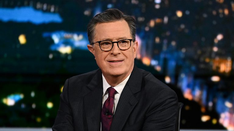 Stephen Colbert salue le président comme un « leader altruiste » et met à la retraite ses Biden Aviators